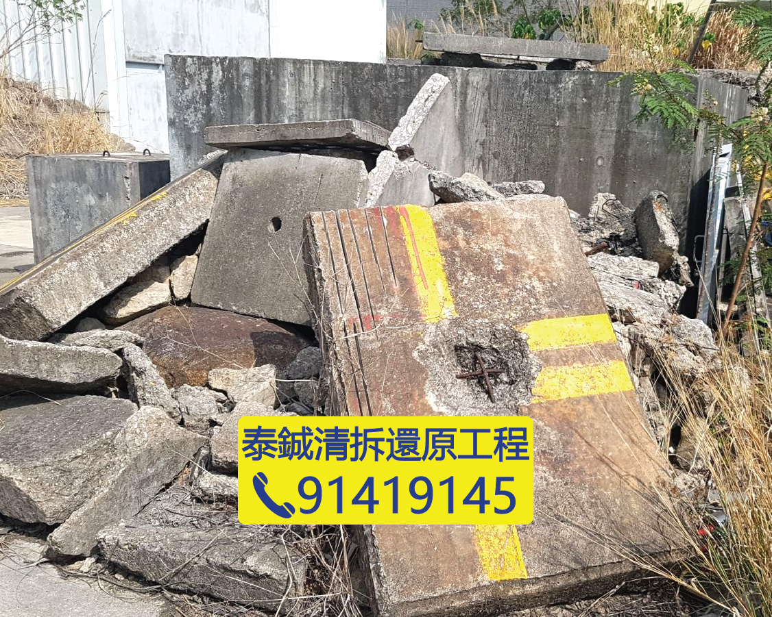 重型挖掘機及泥頭車進行土方搬走，花園池塘挖掘後泥石清運，泰鋮工程